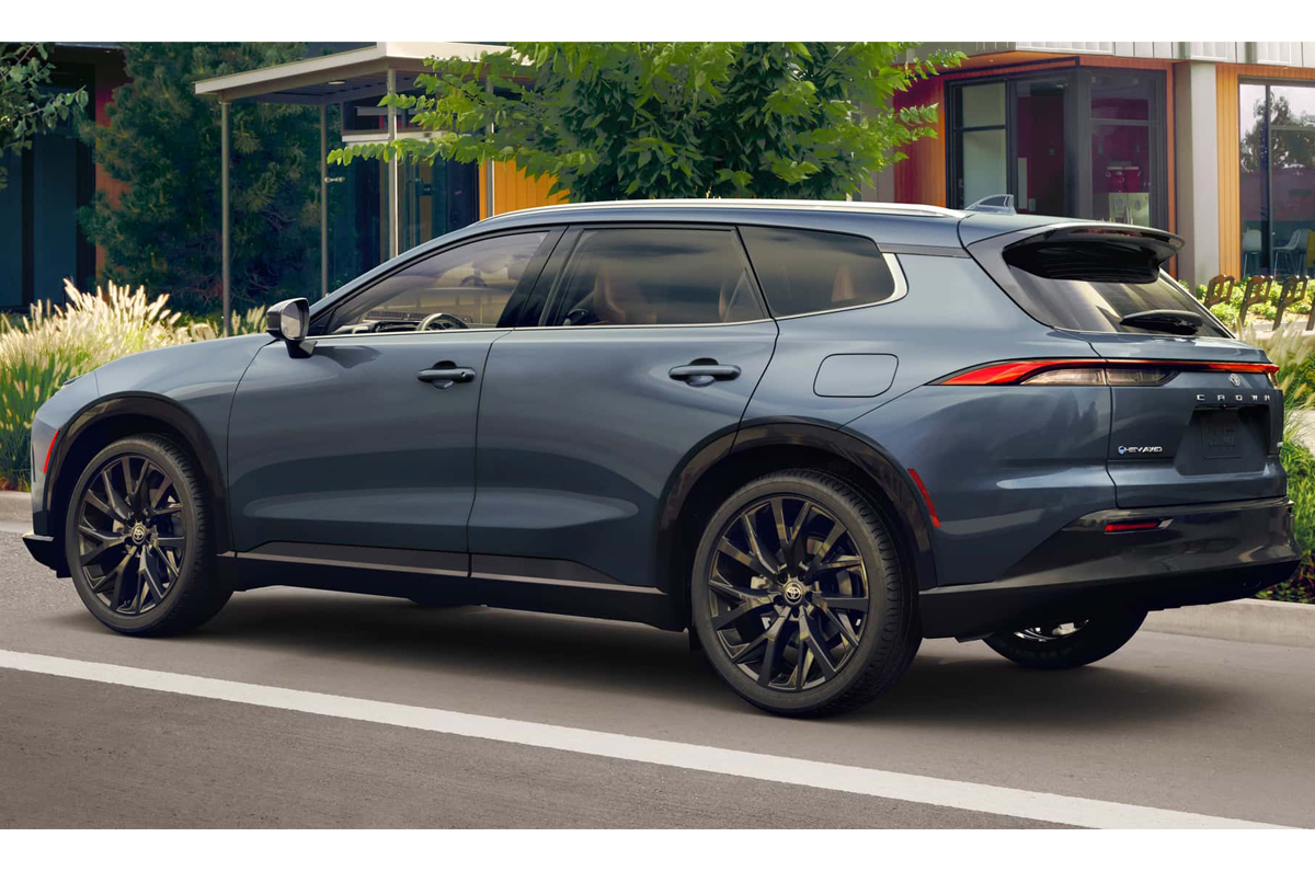 Toyota Crown Signia rear quarter 